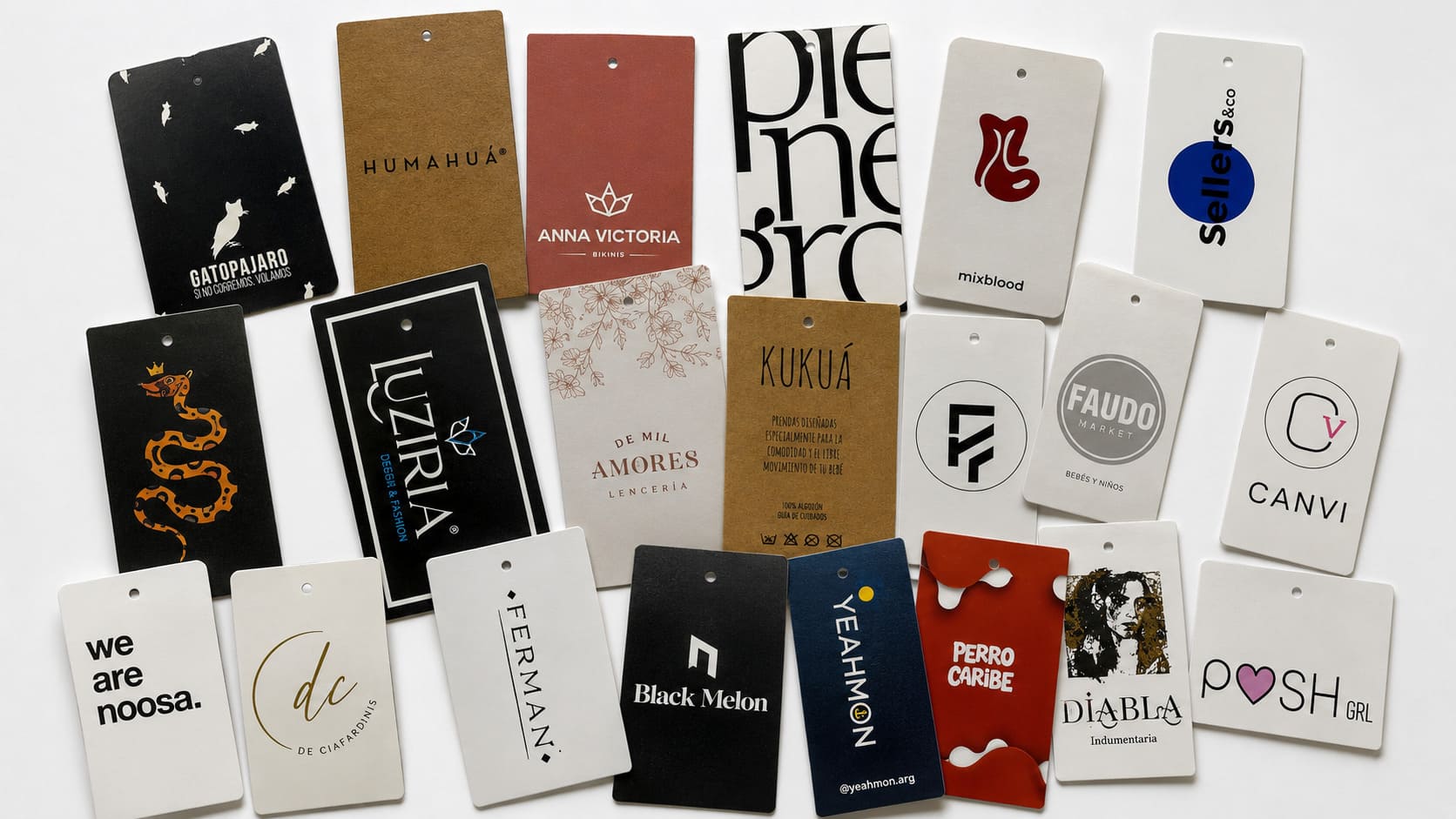 Detalle macro del papel kraft con stamping plata y troquel custom
