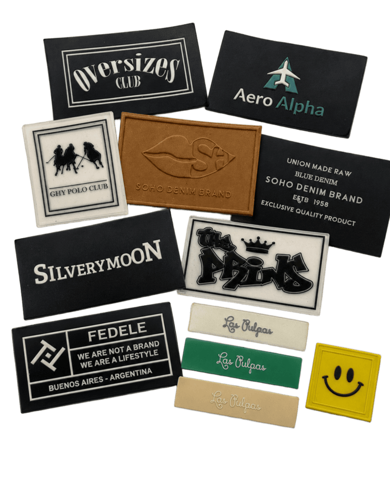 Detalle de etiqueta plastisol de Avíos Estilo con relieve sobre buzo de streetwear